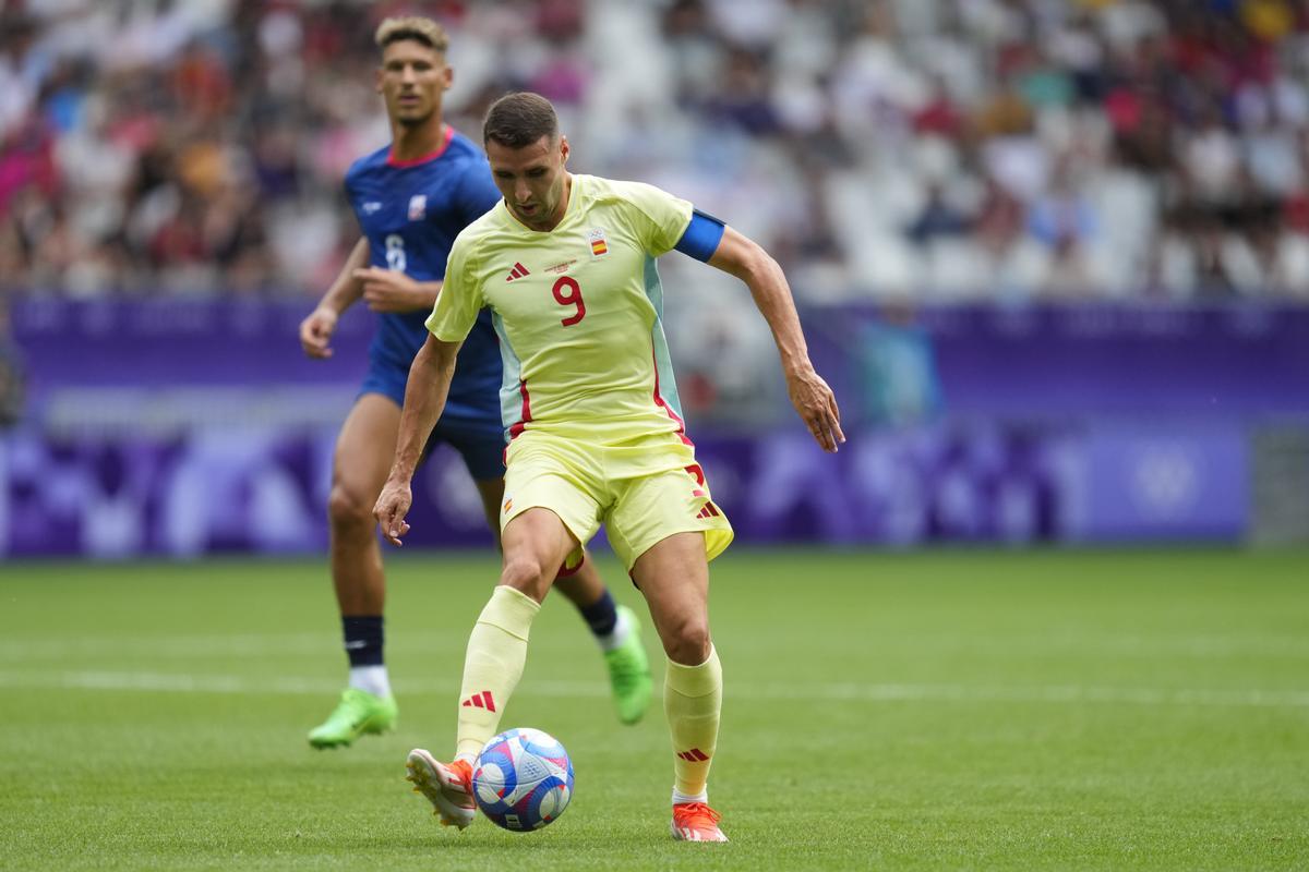 Abel Ruiz (c) controla el balón ante el dominicano Heinz Morschel (i, al fondo) durante el partido del Grupo C de fútbol masculino de los Juegos Olímpicos de París 2024 disputado este sábado en el Estadio de Burdeos.