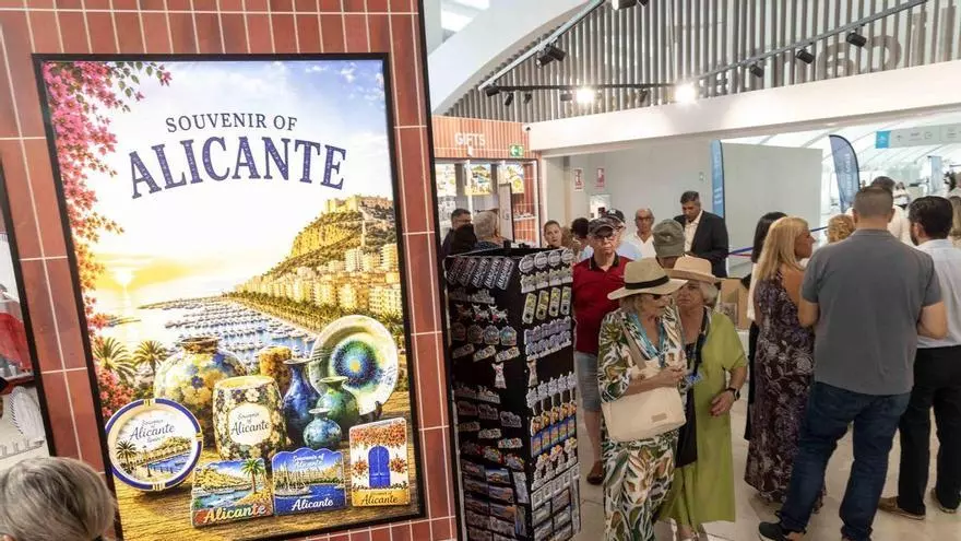 La terminal de cruceros estrena un «duty free» con sabor alicantino