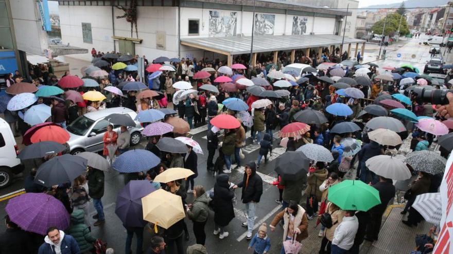 Concentración para protestar por la falta de pediatras en Bueu.   | // S. Á.