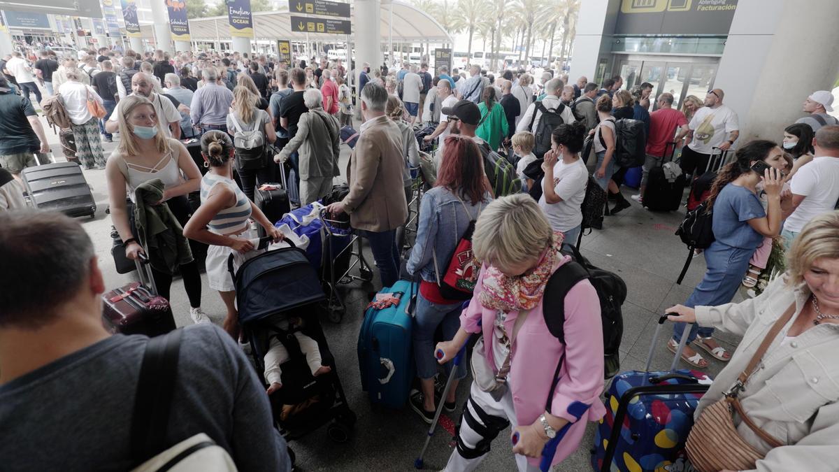 Movimiento de turistas en las puertas del aeropuerto de Palma.