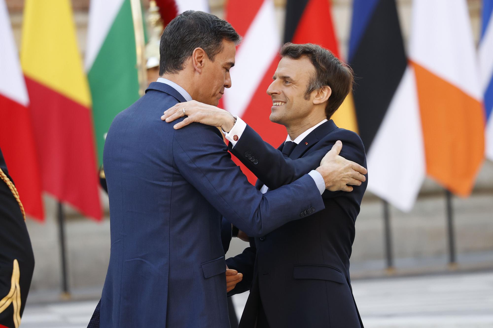 El presidente francés Emmanuel Macron saluda al presidente español, Pedro Sánchez a su llegada a la cumbre de los jefes de Estado y de Gobierno de la Unión Europea.