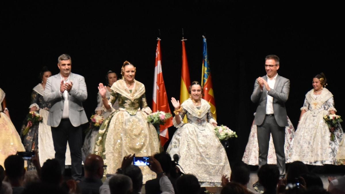 Las falleras mayores de Sueca, entre el presidente de la JLF y el alcalde, en el acto de proclamación.