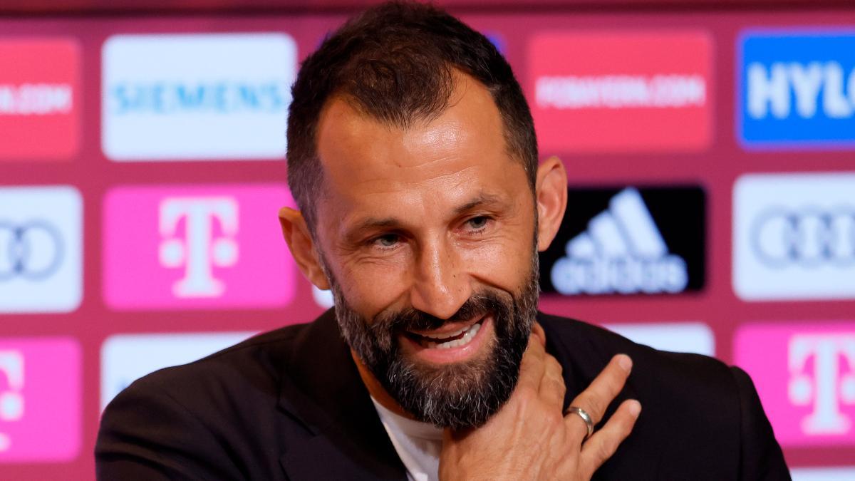 Salihamidzic durante una rueda de prensa del Bayern