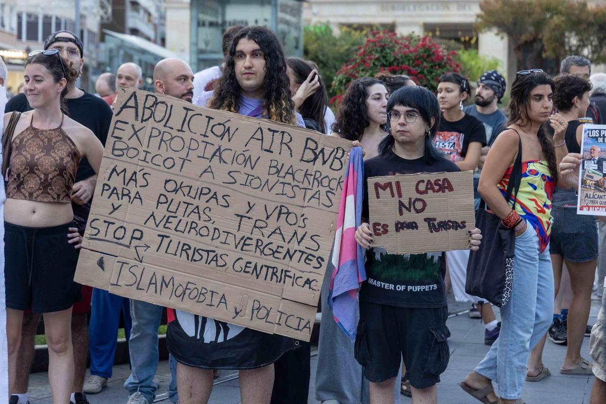 El desahucio de Maricarmen provoca una segunda protesta por el derecho a la vivienda en Alicante