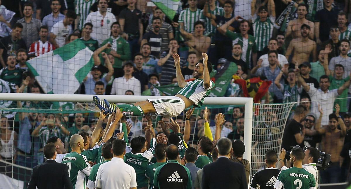 GRA474. SEVILLA, 15/05/2016.- El delantero del Betis, Jorge Molina, es manteado por sus compañeros a la finalización del último encuentro del jugador bético con el equipo verdiblanco, al término del partido correspondiente a la última jornada de primera división, que han disputado frente al Getafe en el estadio Benito Villamarín, en Sevilla. EFE/Jose Manuel Vidal.. HORIZONTAL