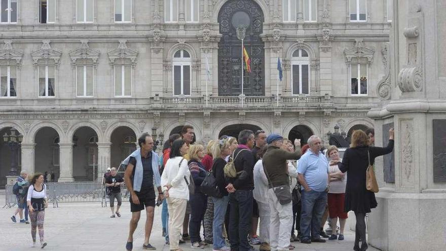 Turistas en la plaza de María Pita.