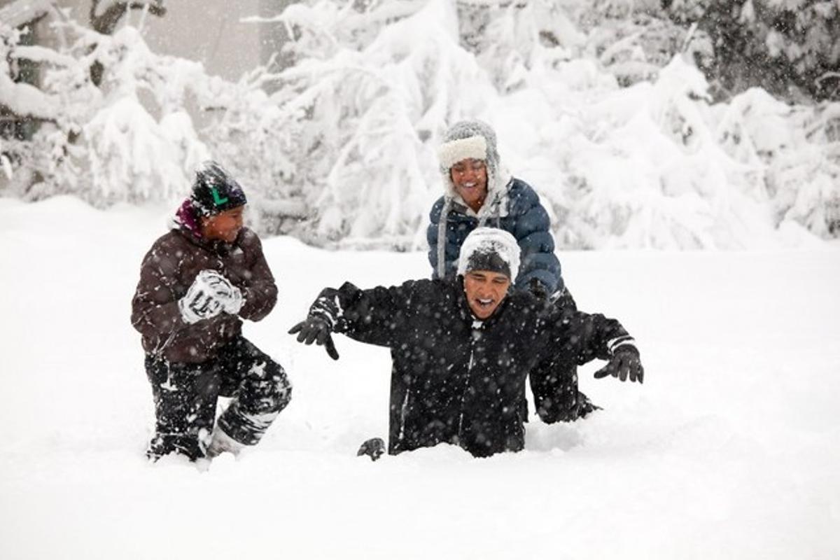 El presidente juega con sus hijas Sasha y Malia, tras una nevada, en el jardín de la Casa Blanca.