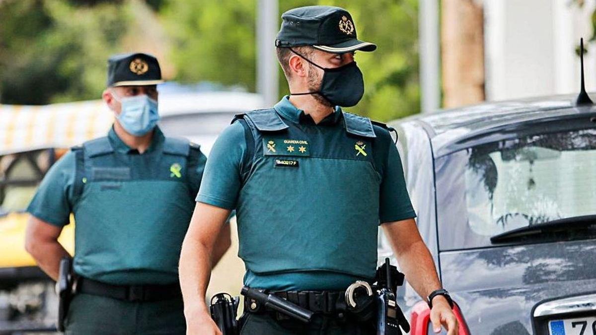 Dos agentes de la Guardia Civil, en una imagen de archivo. TONI ESCOBAR