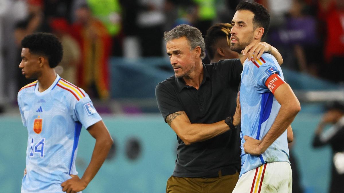 Luis Enrique consuela a Busquets tras la eliminación de España ante Marruecos en el Mundial de Qatar.