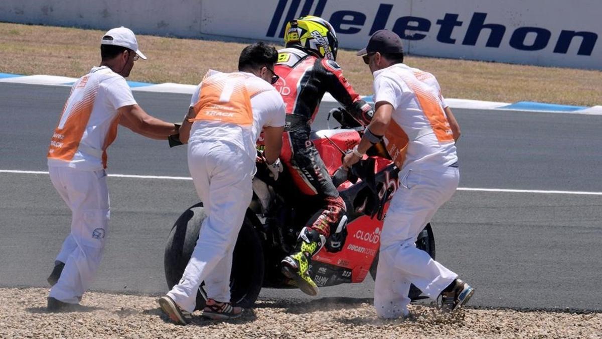 Los comisarios de la primera curva de Jerez tratan de que Álvaro Bautista (Ducati) pueda regresar a la carrera tras su caída en la segunda vuelta.