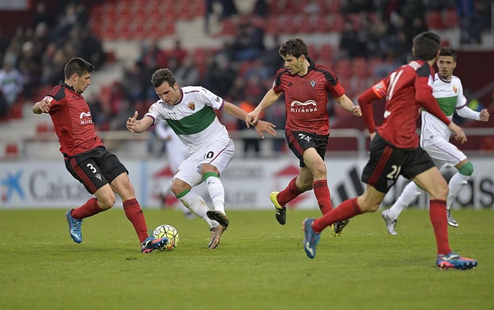 Dos golazos de León permiten al Elche, con un hombre menos por la expulsión de Noblejas, dar la vuelta al partido