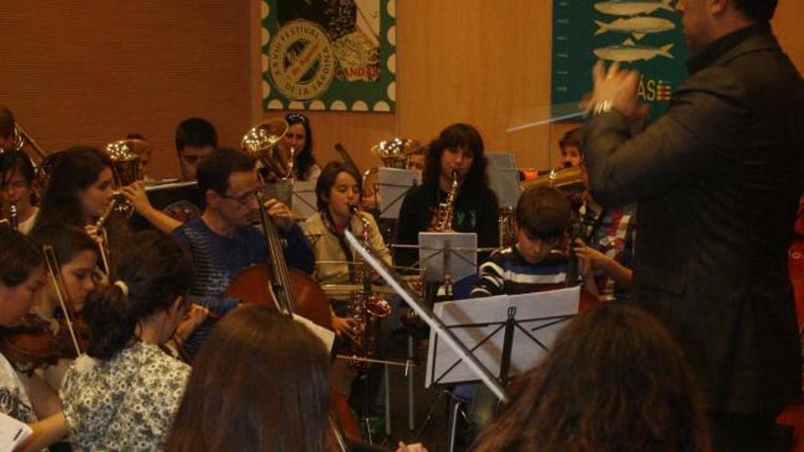 Colado, dirigiendo ayer a la escuela, en el último ensayo antes del concierto.