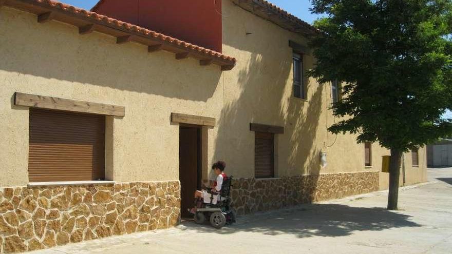 La alcaldesa de La Torre, Alicia Nefzi, entra en el edificio cultural en cuyo patio se construye un almacén.