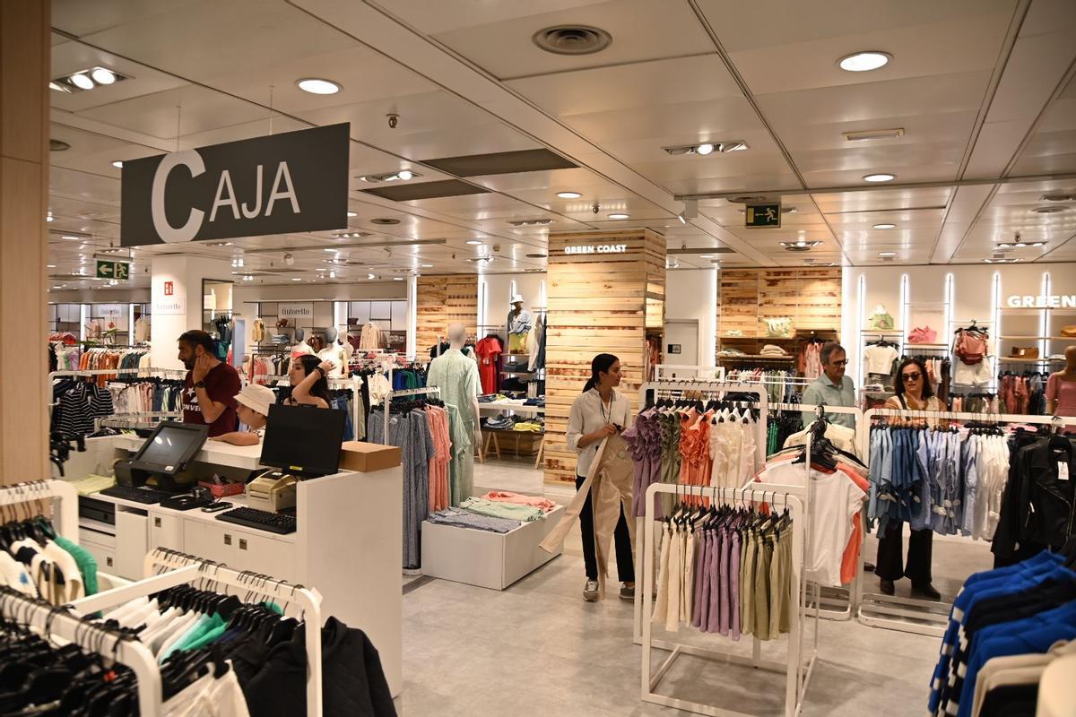 Clientes observan artículos de moda en El Corte Inglés.