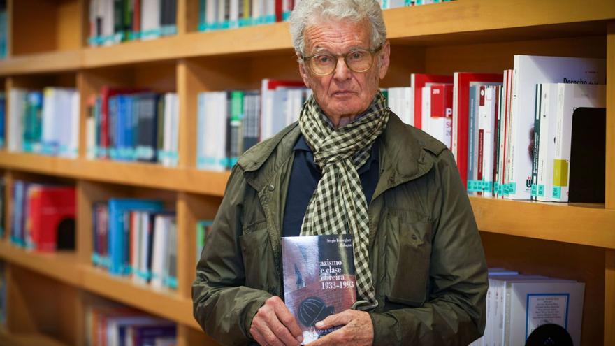 Sergio Fontegher, na biblioteca da Facultade de Dereito. |  Germán Barreiros/Roller Agencia