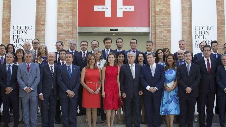 La reina Letizia, en la foto de familia con autoridades y directores.