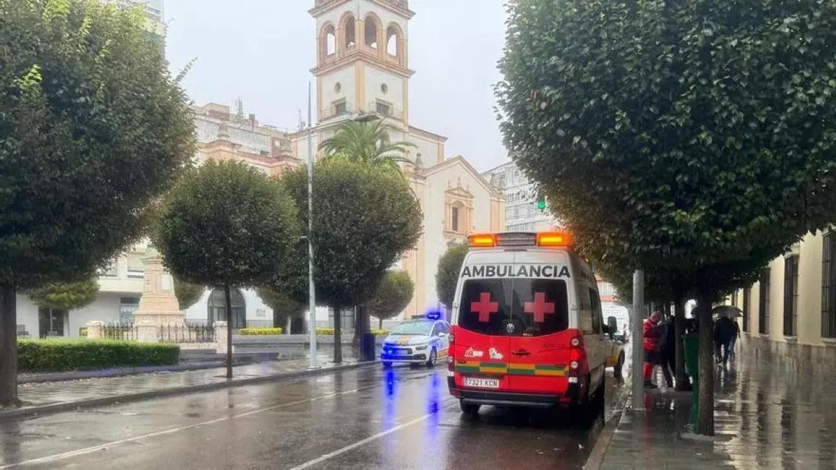 Una ambulancia de Cruz Roja ha acudido al lugar de los hechos