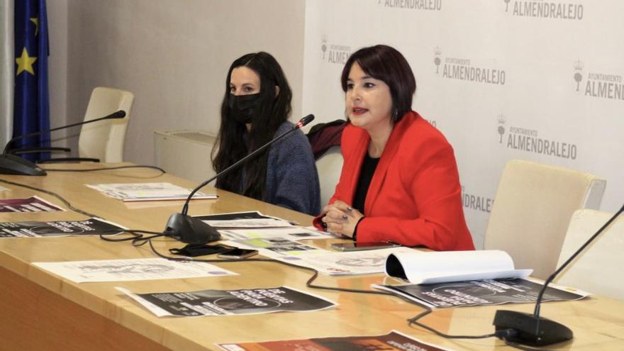 Macarena Domínguez, concejala de Igualdad, a la derecha