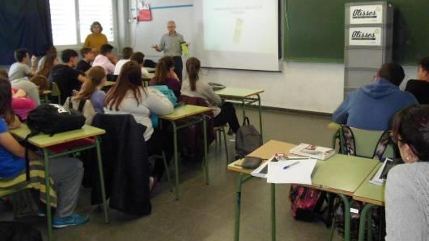 Jordi Saavedra, dirigint-se als estudiants de Batxillerat del S&#039;Agulla.