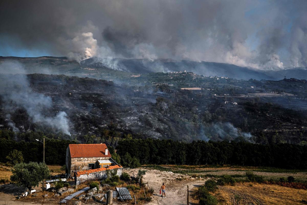 Un residente observa la evolución del fuego en Linhares, Celorico da Beira (Portugal), el 11 de agosto del 2022.