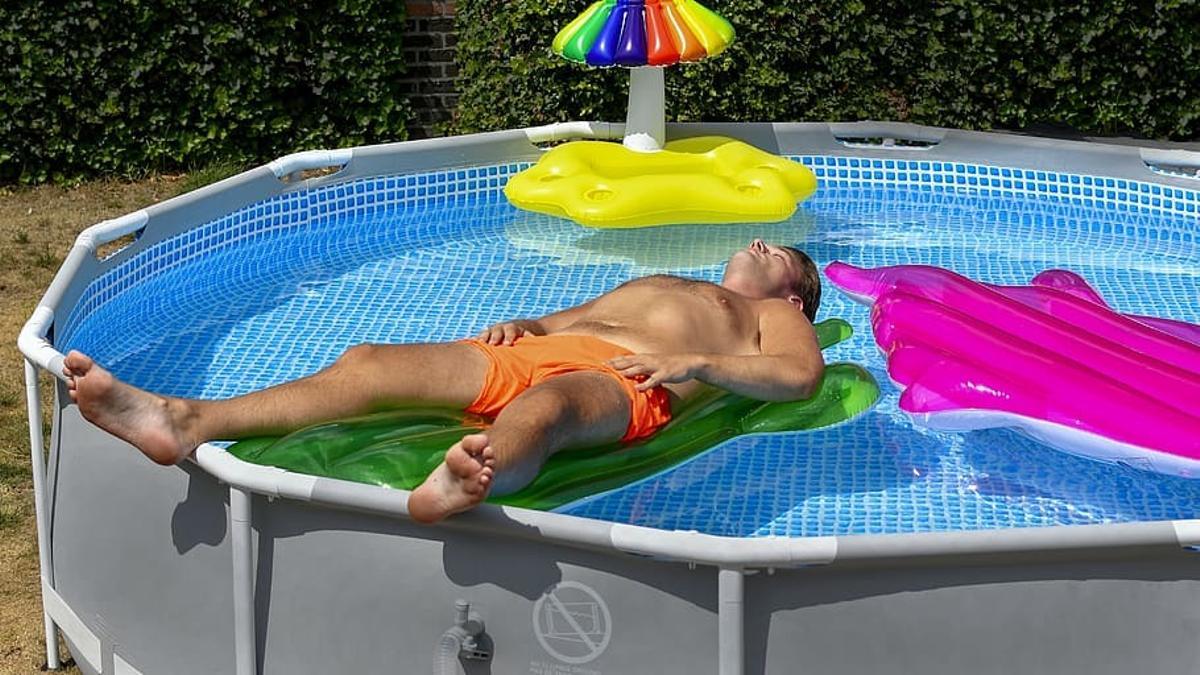 Trucos de limpieza: Cómo dejar reluciente la piscina de plástico de tu casa