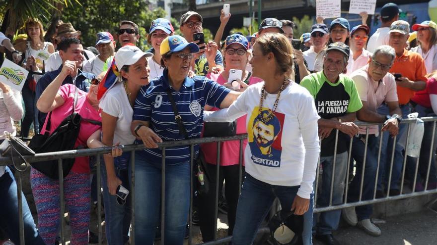 Miles de venezolanos salen a la calle para apoyar a Guaidó