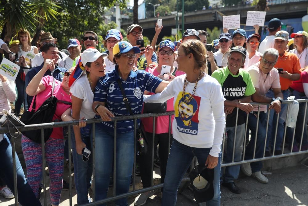 Miles de venezolanos salen a la calle para apoyar a Guaidó.