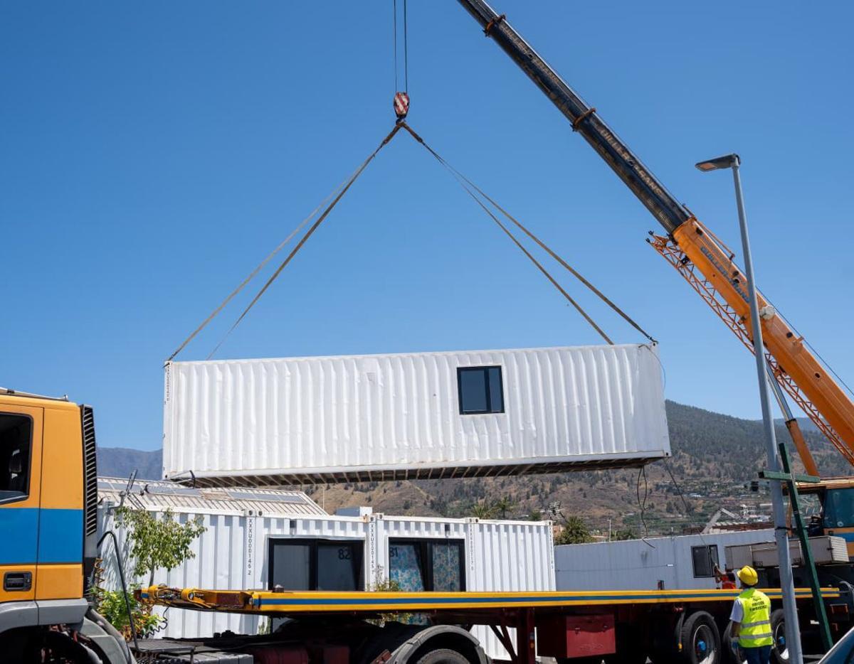 El Gobierno de Canarias ha iniciado la retirada de las primeras casas contenedor y de madera ya vacías|