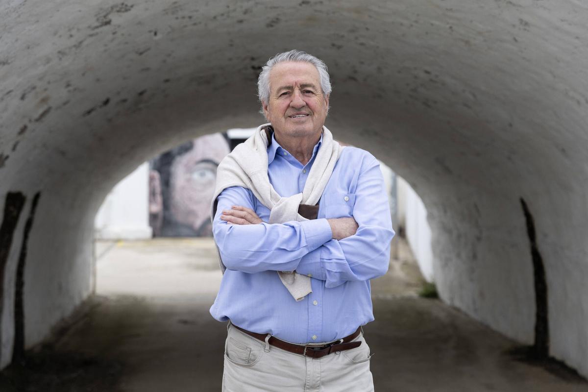Paco Martínez, ex futbolista del Barça, fotografiado en la playa de Sant Andreu de Llavaneres, Maresme, Barcelona. 15 de mayo de 2026.