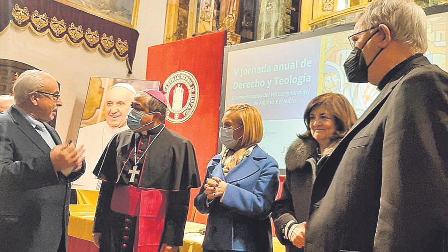 José Luis Mendoza conversa con Monseñor Cleopás en el acto, celebrado en Los Jerónimos.