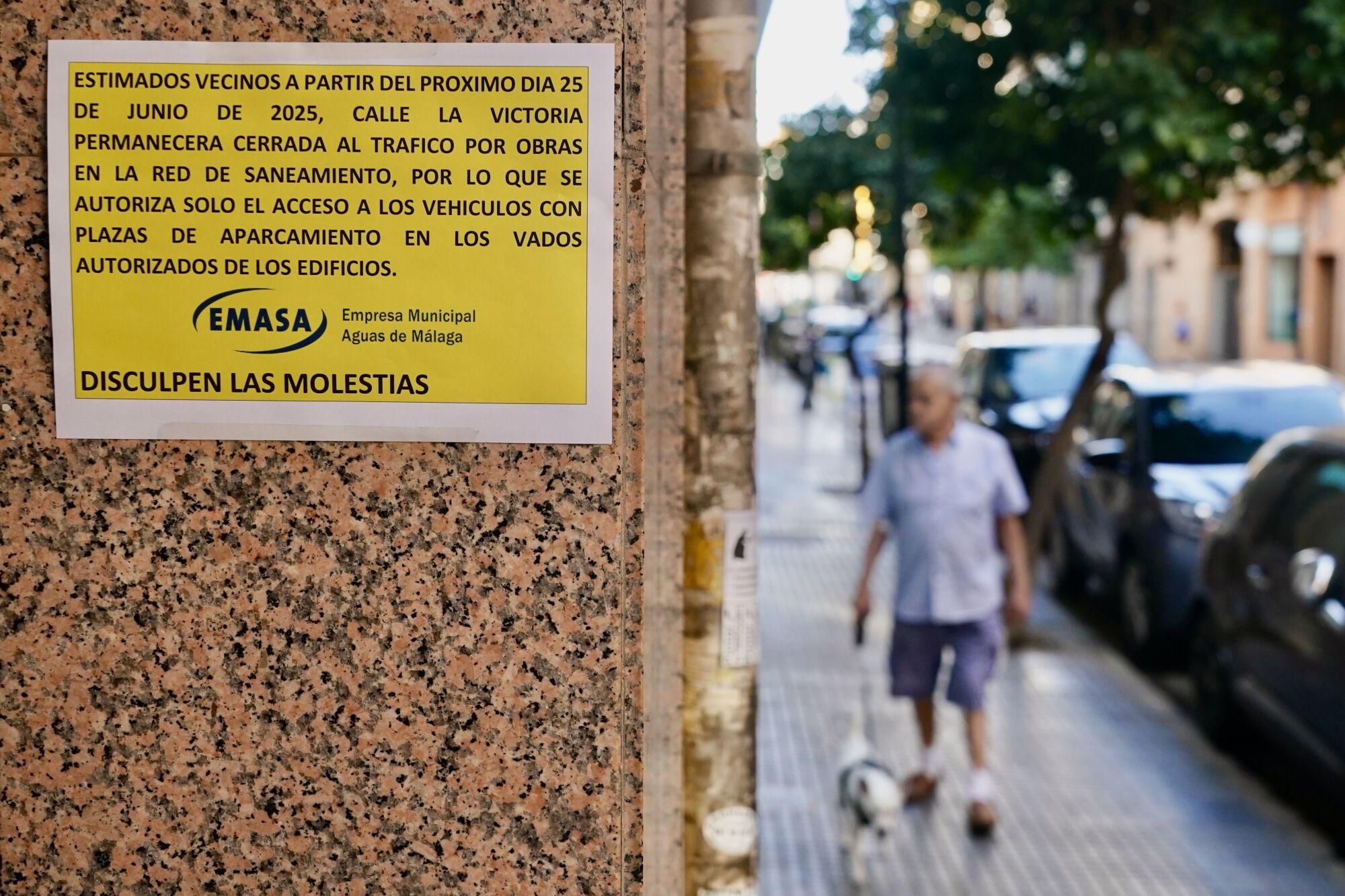 Vista de la calle de la Victoria, que permanecerá cerrada por mantenimiento en la red de saneamiento