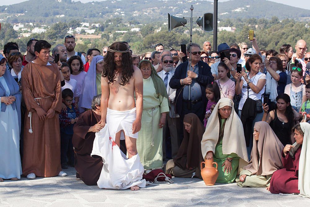 Centenares de personas asisten en el Puig de Missa a la recreación de la muerte de Jesucristo.