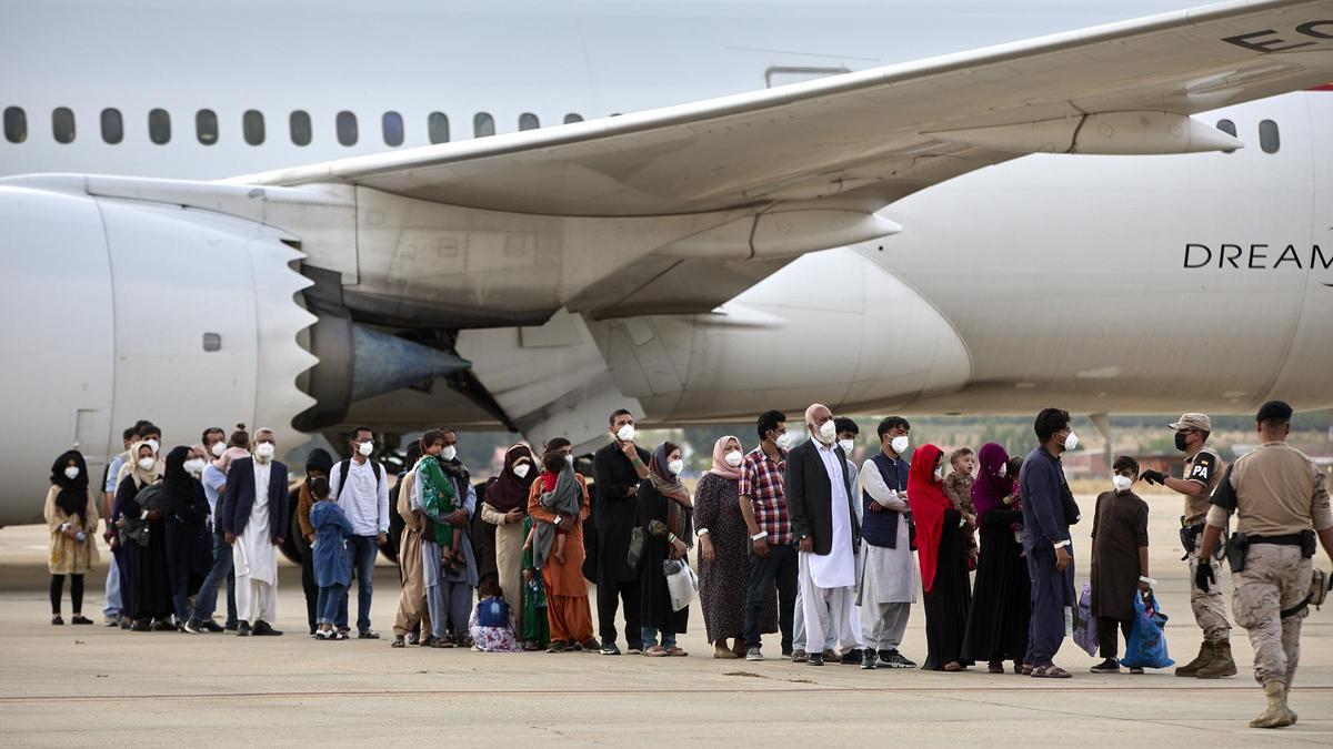 Varios refugiados afganos llegan a la base aérea de Torrejón de Ardoz a 24 de agosto de 2021, en Madrid (España).