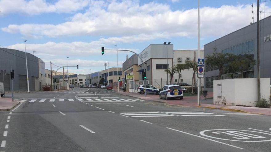 Semáforos en la carretera de La Estación, junto a la sede de la Policía Local, y nueva señalización en uno de los polígonos.