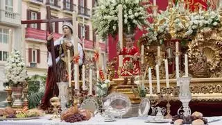 La procesión del Corpus Christi de Málaga gana presencia y convierte el Centro en una oración pública