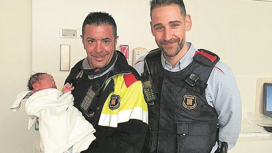 Dos policías ayudan a nacer a un bebé en un taxi en Barcelona