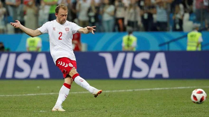 Michael Krohn-Dehli lanza su penalti en la tanda frente a Croacia del domingo.