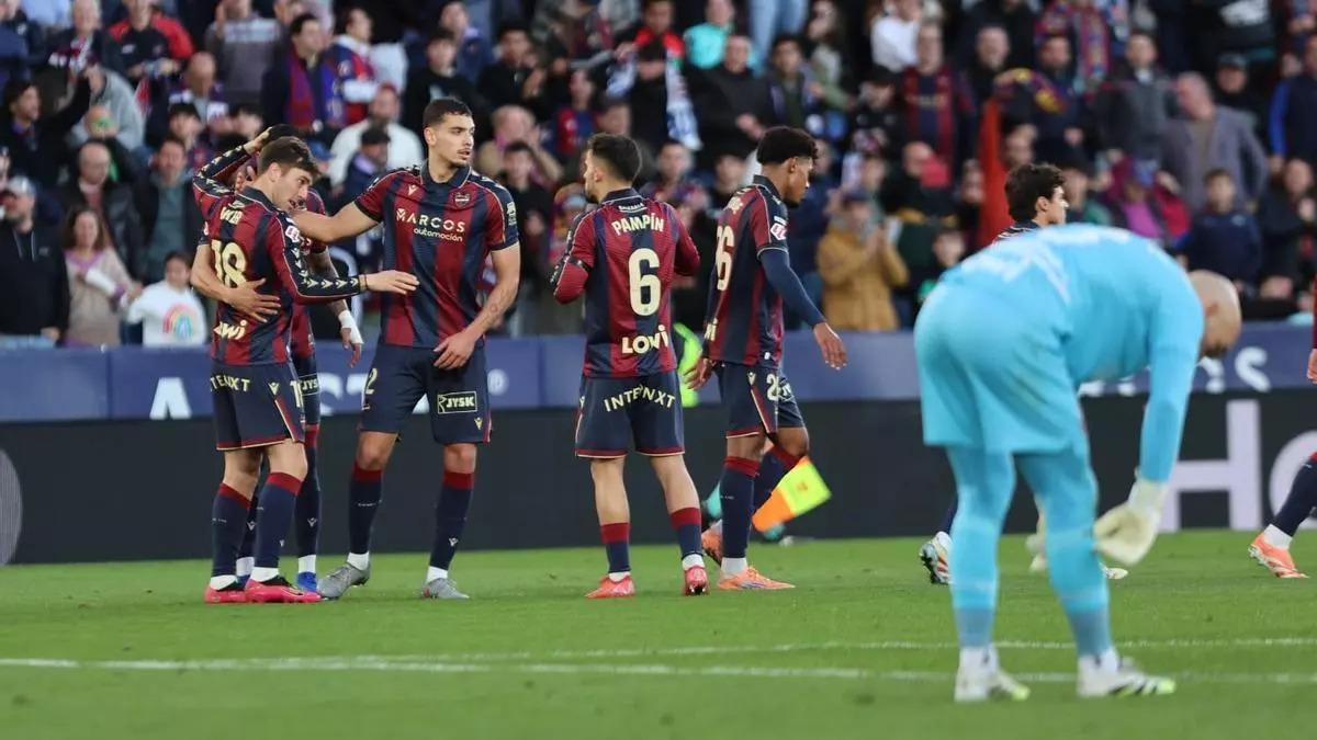 Los jugadores del Levante celebran un gol en el Ciutat de València.