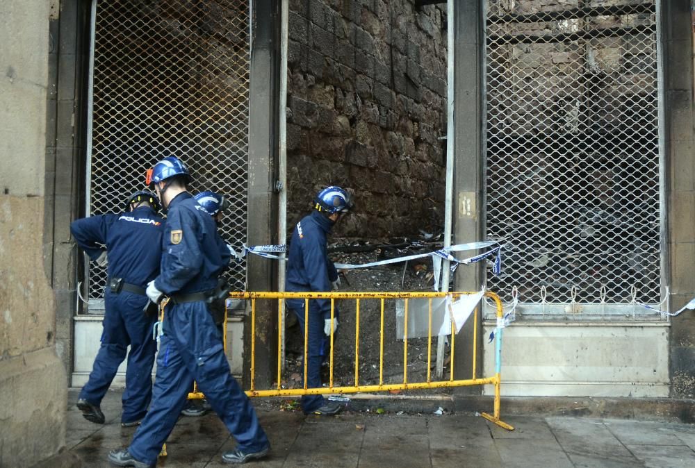 La policía inspecciona el edificio calcinado en Pontevedra en busca del origen del fuego