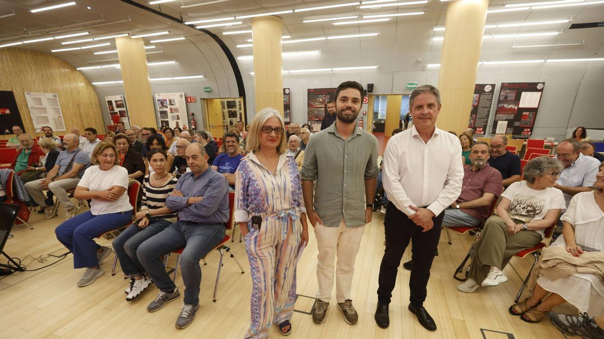 Por la izquierda, Almudena Cueto, Sergio Llera y Enrique Rodríguez Nuño, antes del acto que se celebró en la FSA.