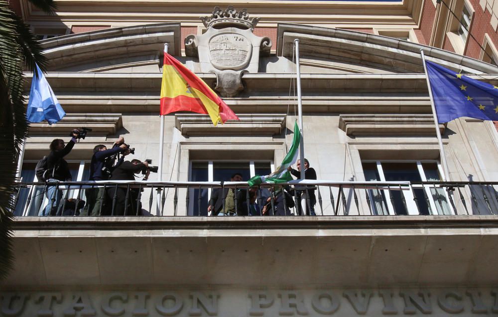 Izado de la bandera andaluza en la antigua sede de la Diputación