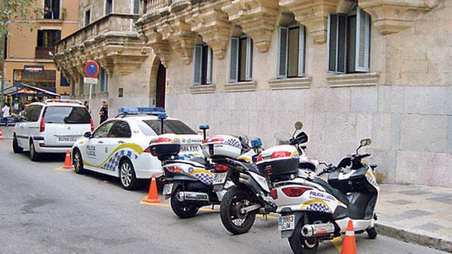 Un coche patrulla y las motos de la Policía Local aparcadas en la Audiencia.