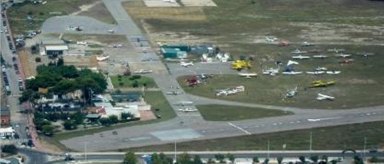 La Ciudad de las Lenguas se proyectó en el aeródromo del Grau.