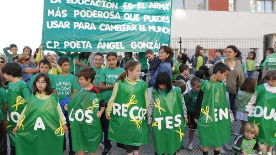 Los niños de La Corredoria II componen la frase «No a los recortes en educación» a las puertas del colegio. | luisma murias