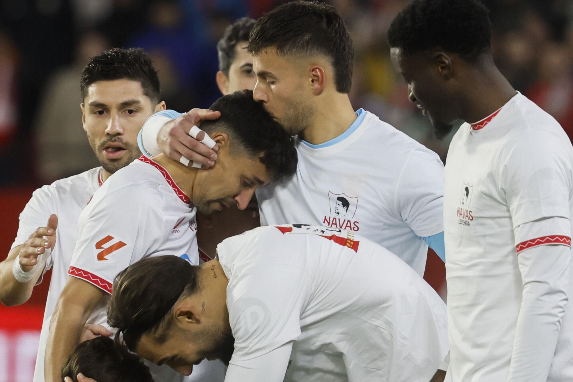 Sevilla, 14/12/2024.- El jugador del Sevilla, Jesús Navas (i), durante el homenaje que ha recibido antes del inicio del encuentro correspondiente a la jornada 17 de Laliga EA Sports que disputan hoy sábado Sevilla y Celta en el estadio Sanchez Pizjuan de Sevilla. EFE/José Manuel Vidal.