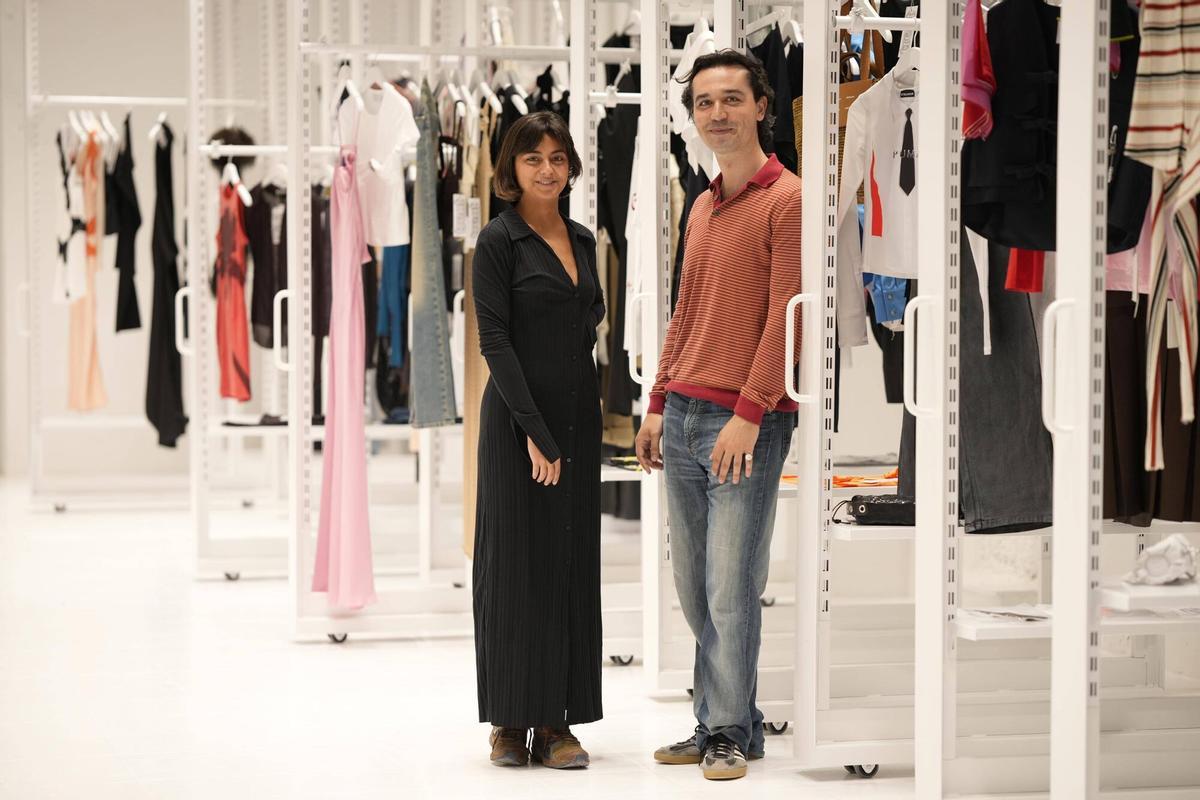 Laia Cuscó y Alejandro Assens, los fundadores de Trent, la plataforma de alquiler de moda de lujo y emergente, que acaba de pasarse al físico, en una tienda de casi 500 metros cuadrados, en el barrio del Born de Barcelona.