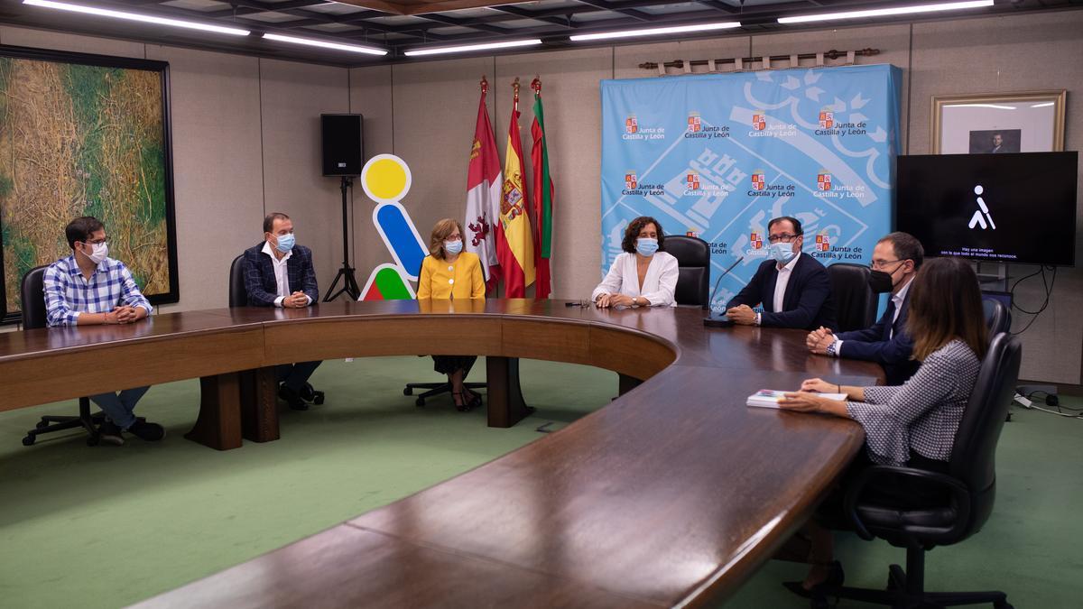 Desde la izquierda, Pablo Novo, Francisco Requejo, Rosa Rubio, Carmela Rodríguez, Ismael Pérez, Ángel Blanco y Esther Pérez.