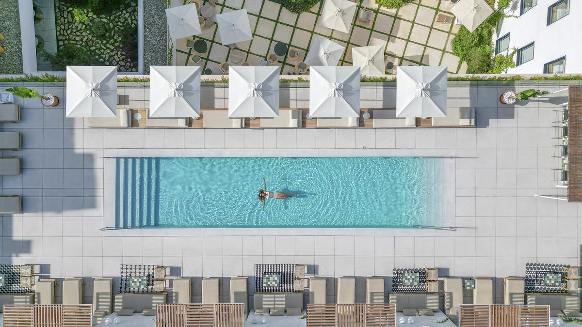 Imagen aérea de la piscina del hotel HM Palma Blanc, que cumple un año desde su apertura.