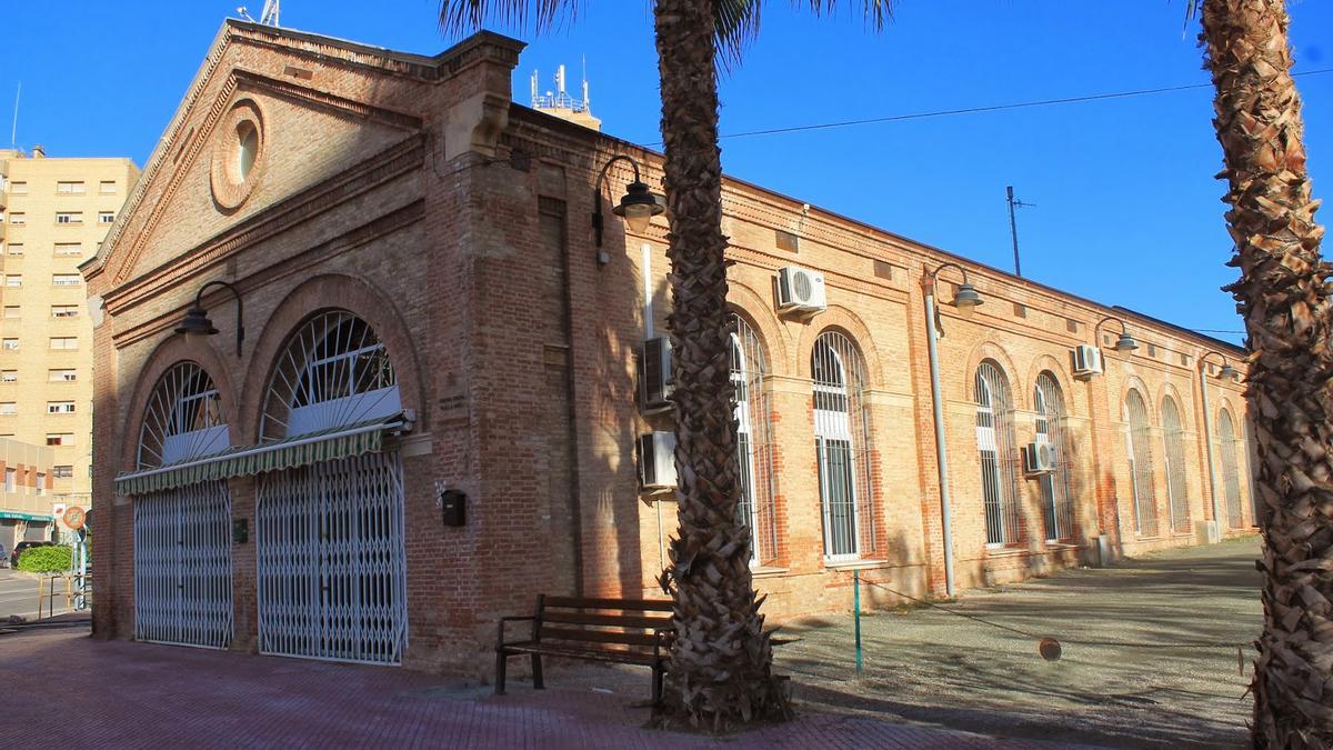 Imagen de archivo del edificio de Renfe que acogía el centro social 'Paso a nivel'.
