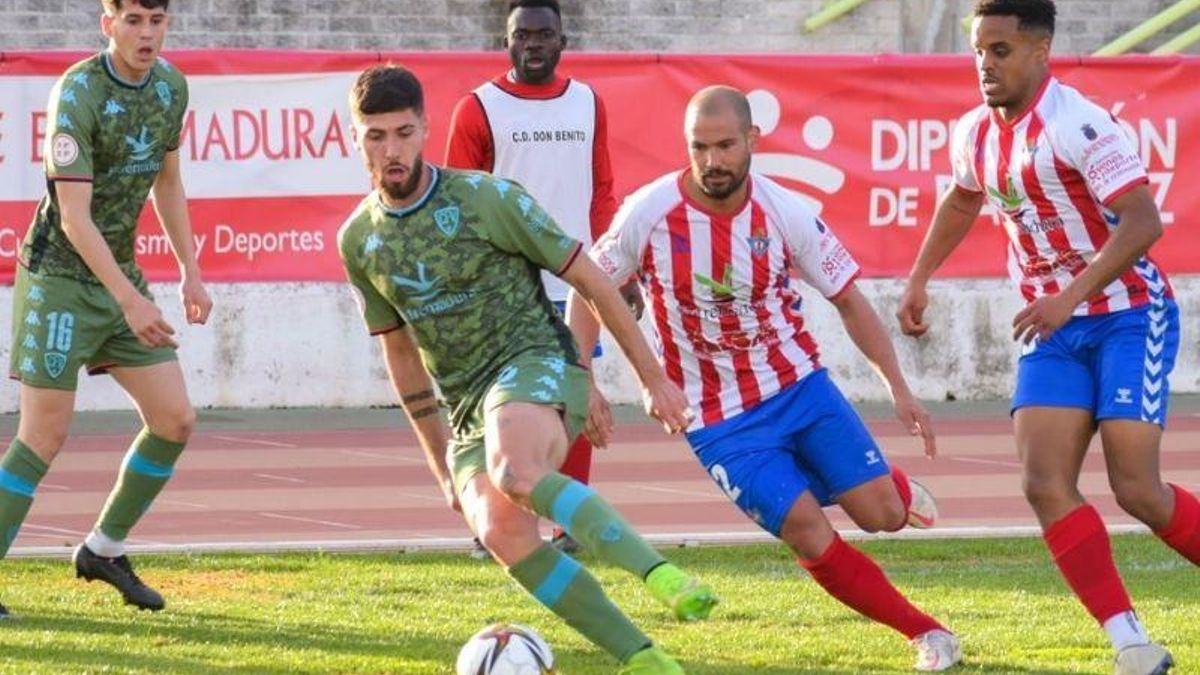 Adri Escudero, del Villanovense, intenta zafarse de Trinidad y Raly Cabral, del Deportivo Don Benito.
